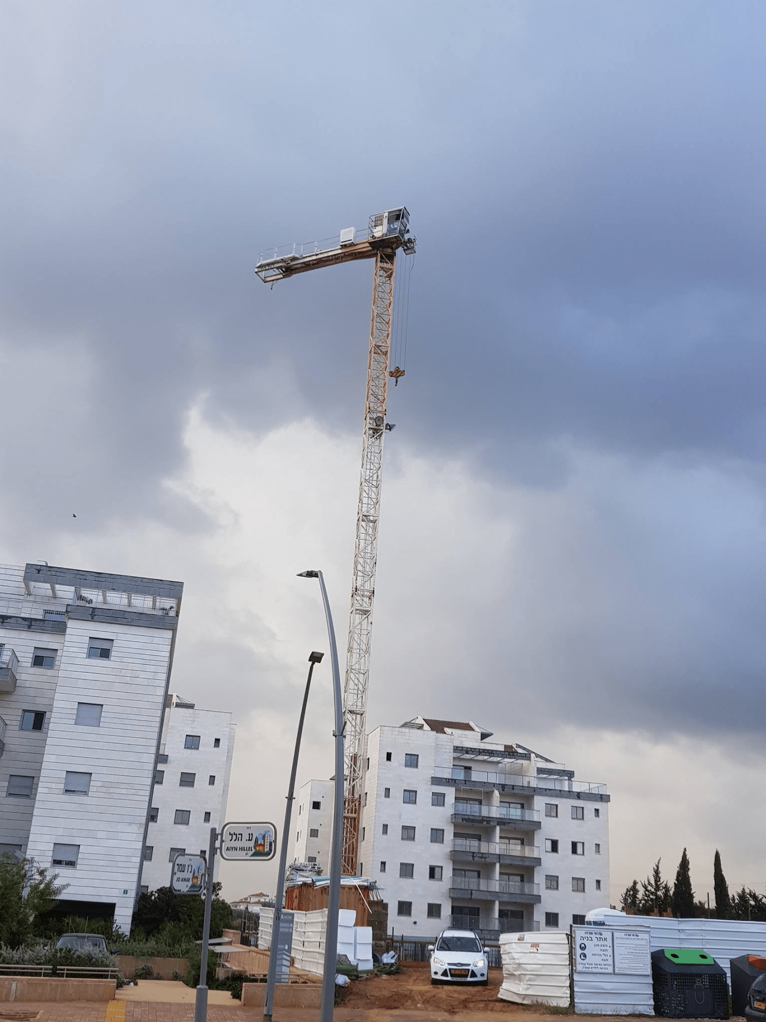 סיוע לציבור, בנושא עגורני צריח שהוצבו באופן מסוכן בסמוך למבני מגורים וגני ילדים