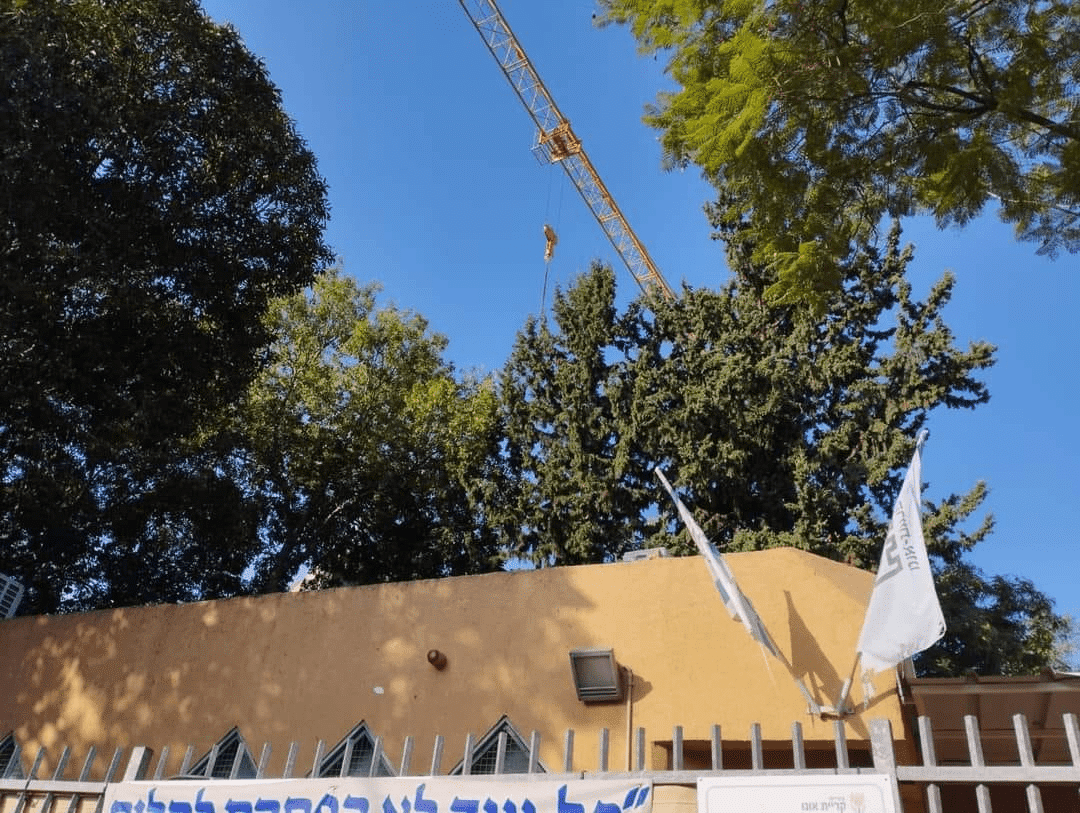 האם עיריית קרית אונו הציבה עגורן בסמיכות גן ילדים ללא היתר בנייה?